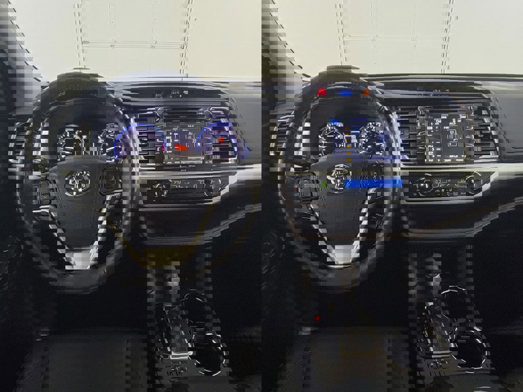 Used 2018 Toyota Highlander XLE image 12