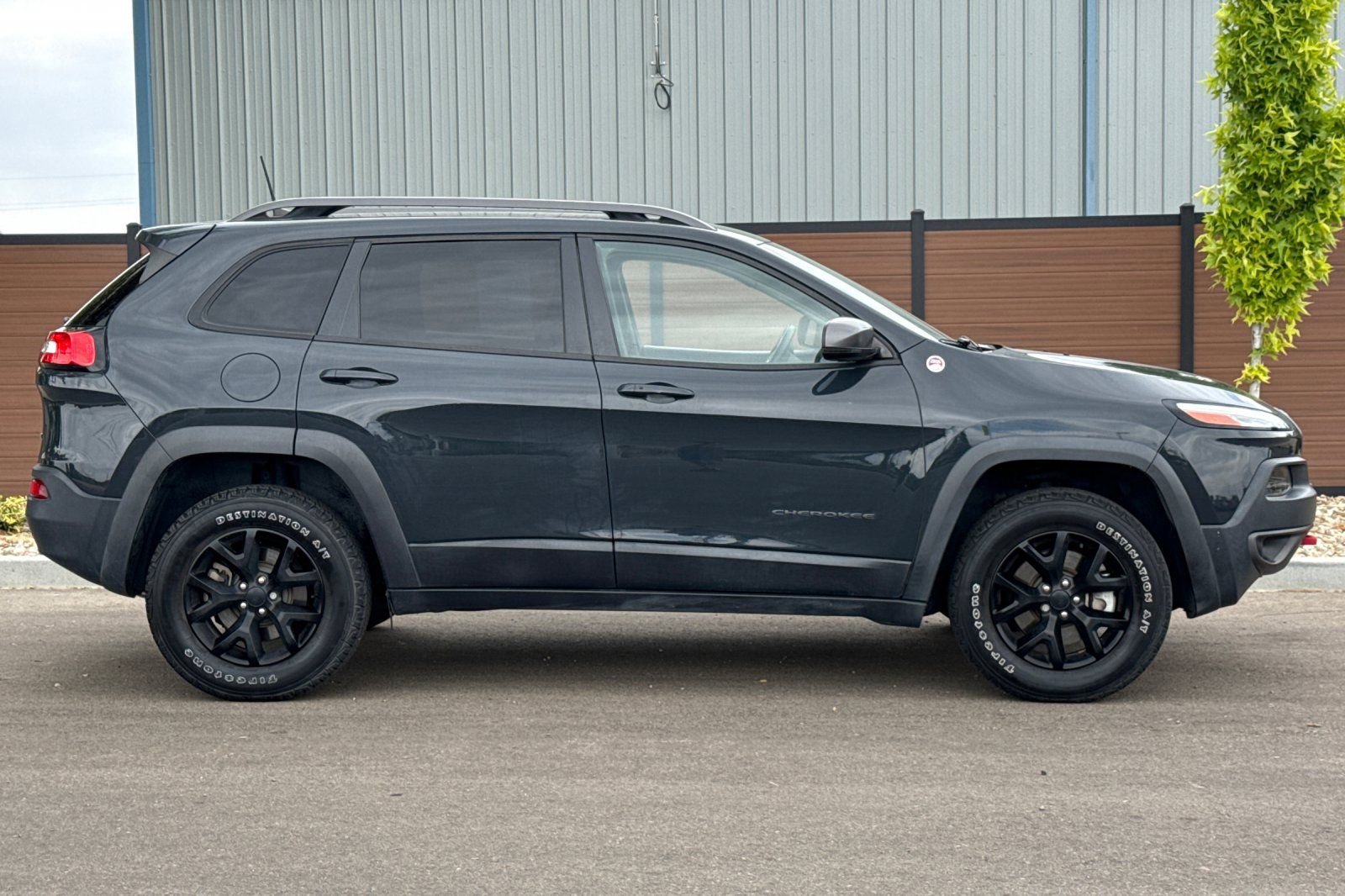 Used 2018 Jeep Cherokee Trailhawk AWD/4WD image 3
