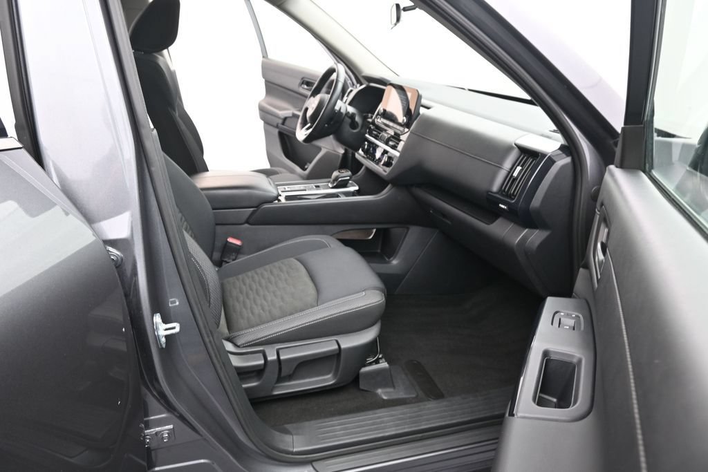 Used 2025 Nissan Pathfinder SV FWD image 22