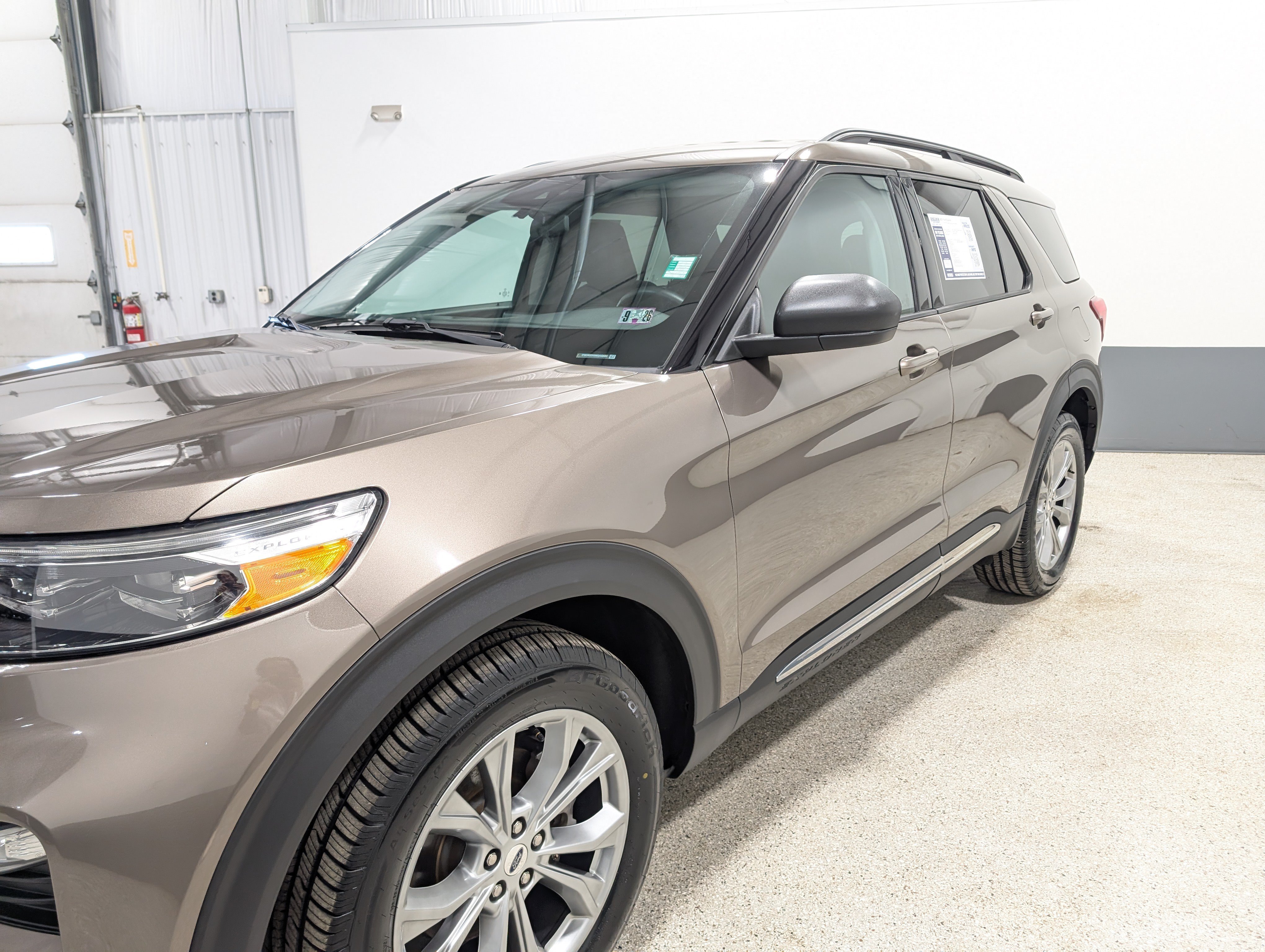 Used 2021 Ford Explorer XLT w/ Equipment Group 202A AWD/4WD image 7