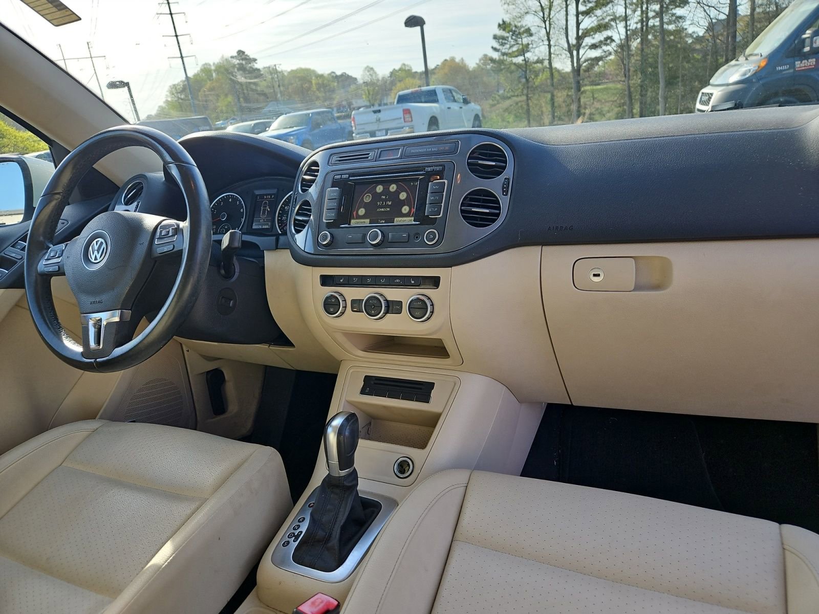 Used 2015 Volkswagen Tiguan SEL image 16