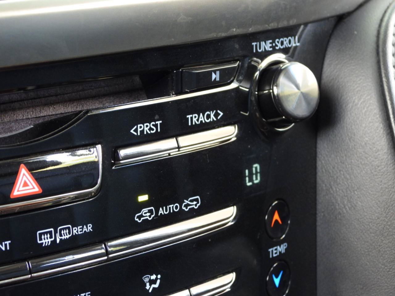 Used 2016 Lexus LX 570 4WD w/ 3rd Row & Luxury Pkg image 96