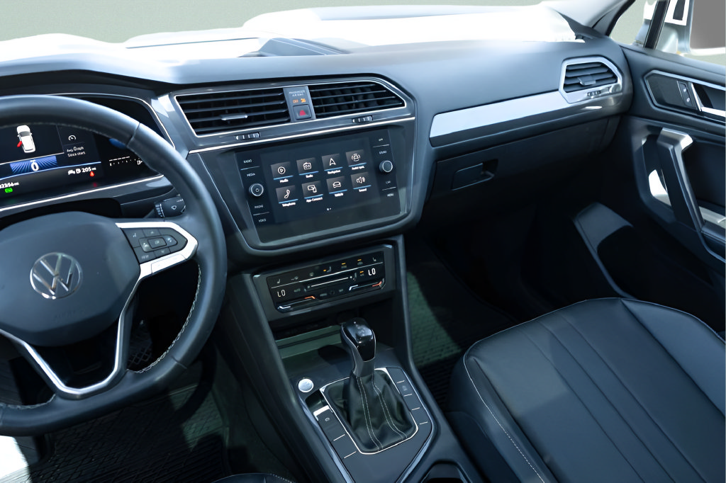 Used 2022 Volkswagen Tiguan SE w/ Panoramic Sunroof Package FWD image 16