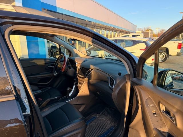 Used 2021 Chevrolet Trax LT w/ Redline Edition image 16