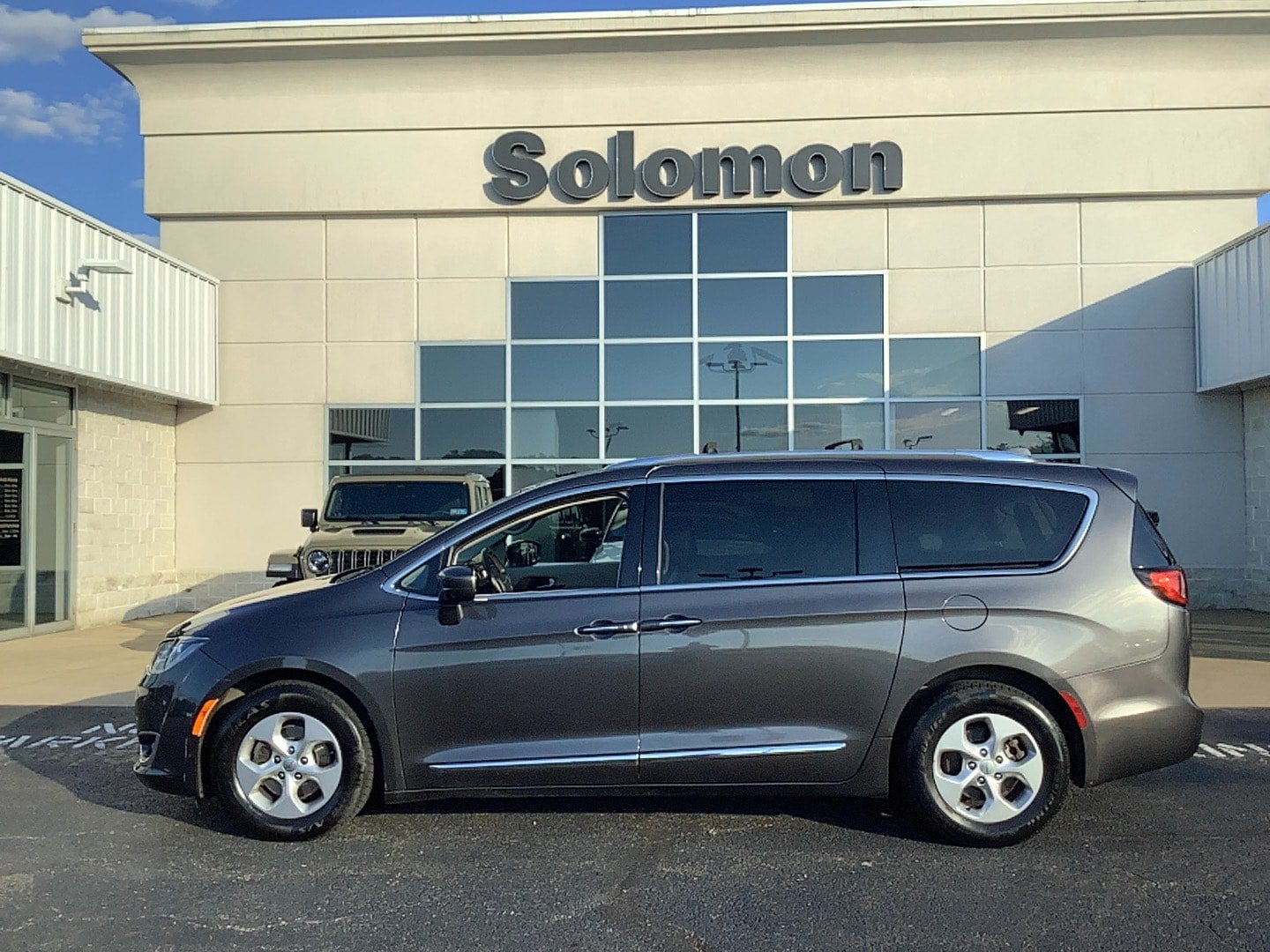 Used 2017 Chrysler Pacifica Touring-L Plus FWD video 1