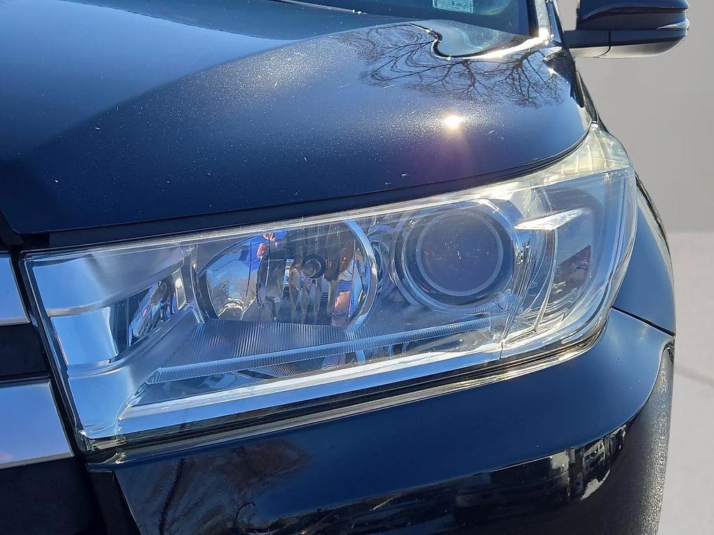 Used 2018 Toyota Highlander XLE w/ Carpet Mat Package (TMS) image 9