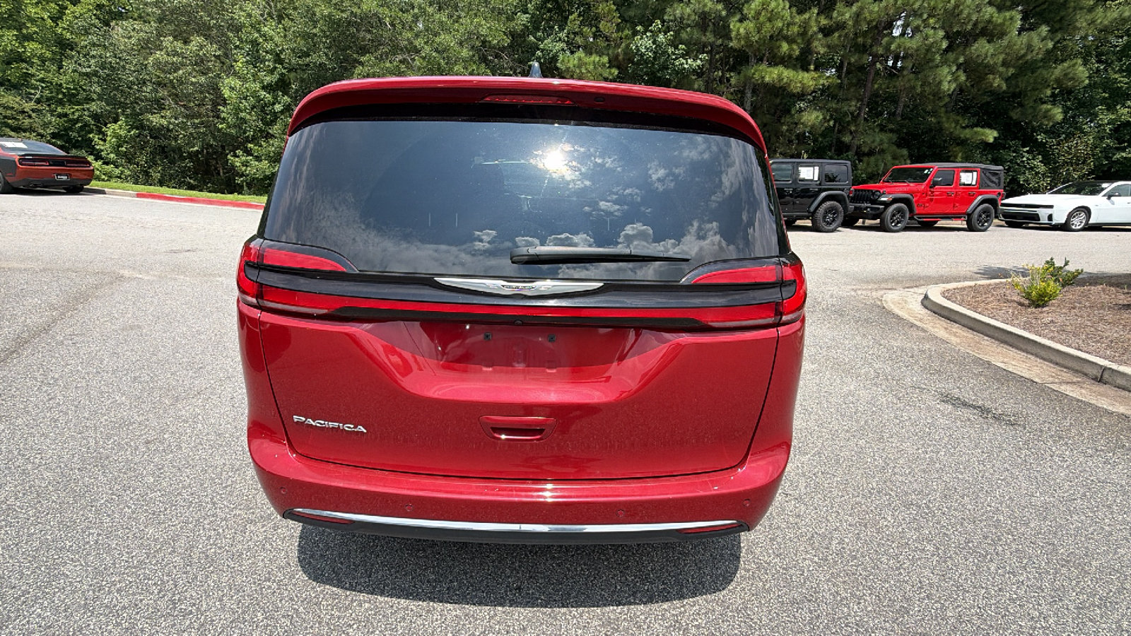 Used 2025 Chrysler Pacifica Select FWD image 9
