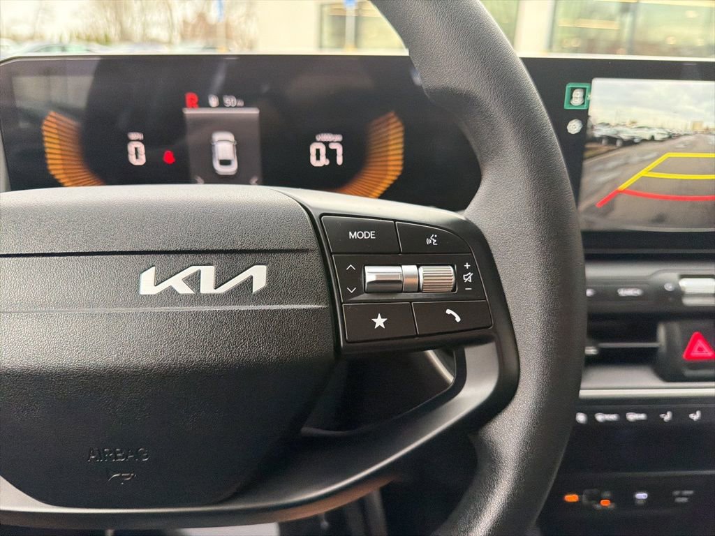 Used 2025 Kia K4 LXS image 32