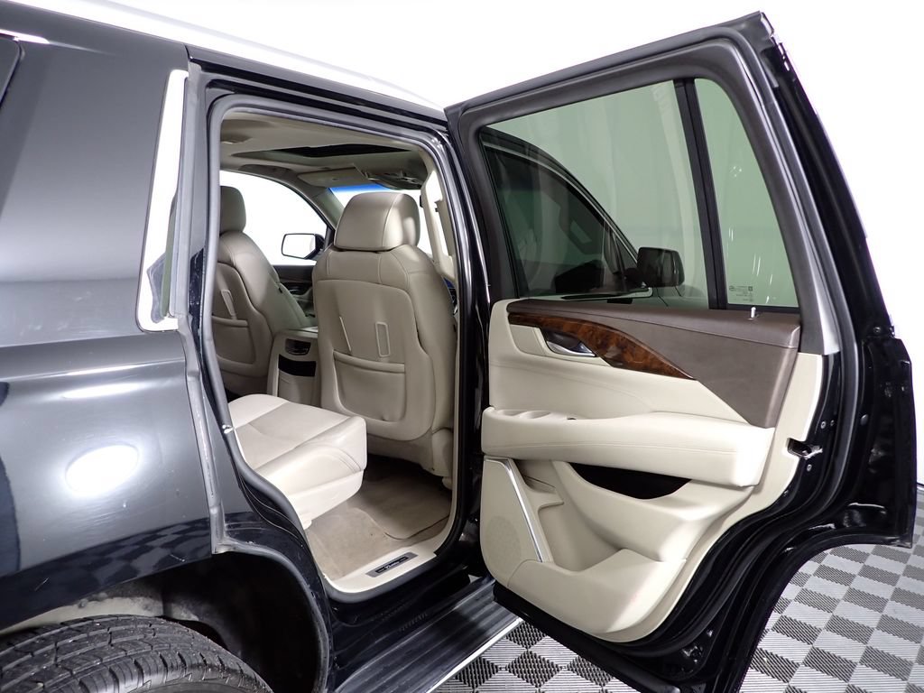 Used 2015 Cadillac Escalade Luxury AWD/4WD image 37
