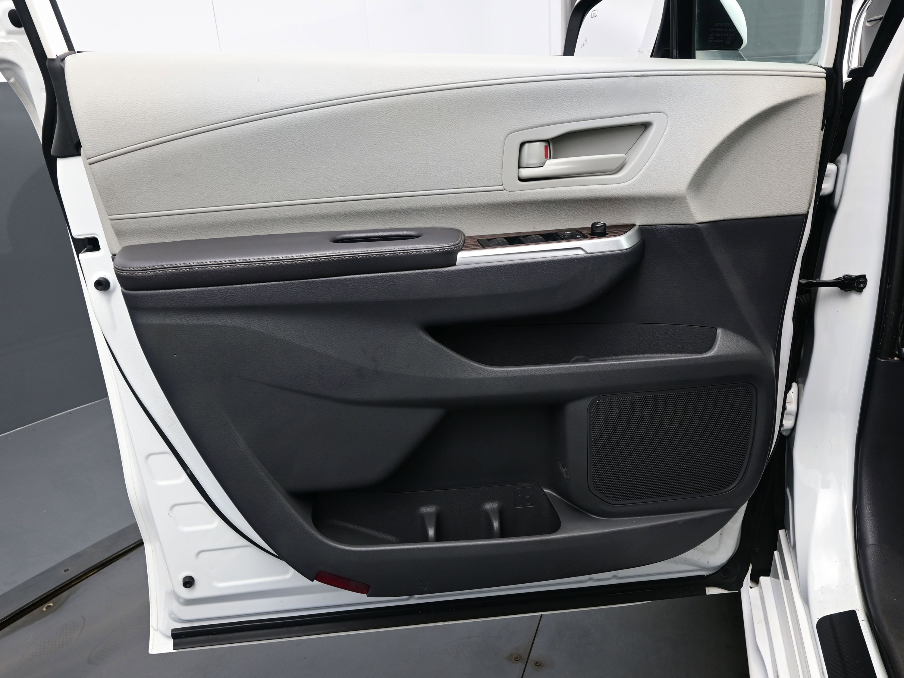 Used 2022 Toyota Sienna LE image 9