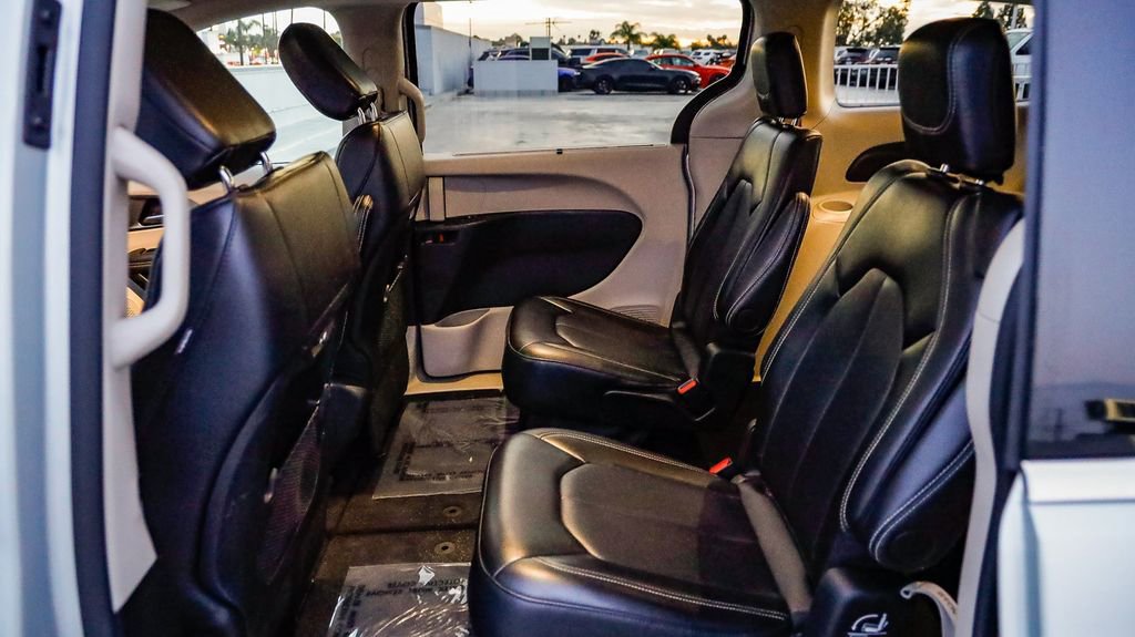 Certified 2024 Chrysler Pacifica Touring-L image 22