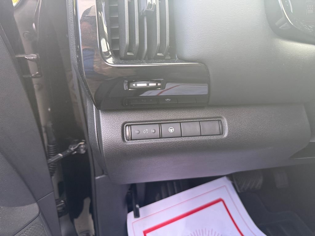 Used 2023 Nissan Pathfinder SV w/ Black Appearance Package image 18