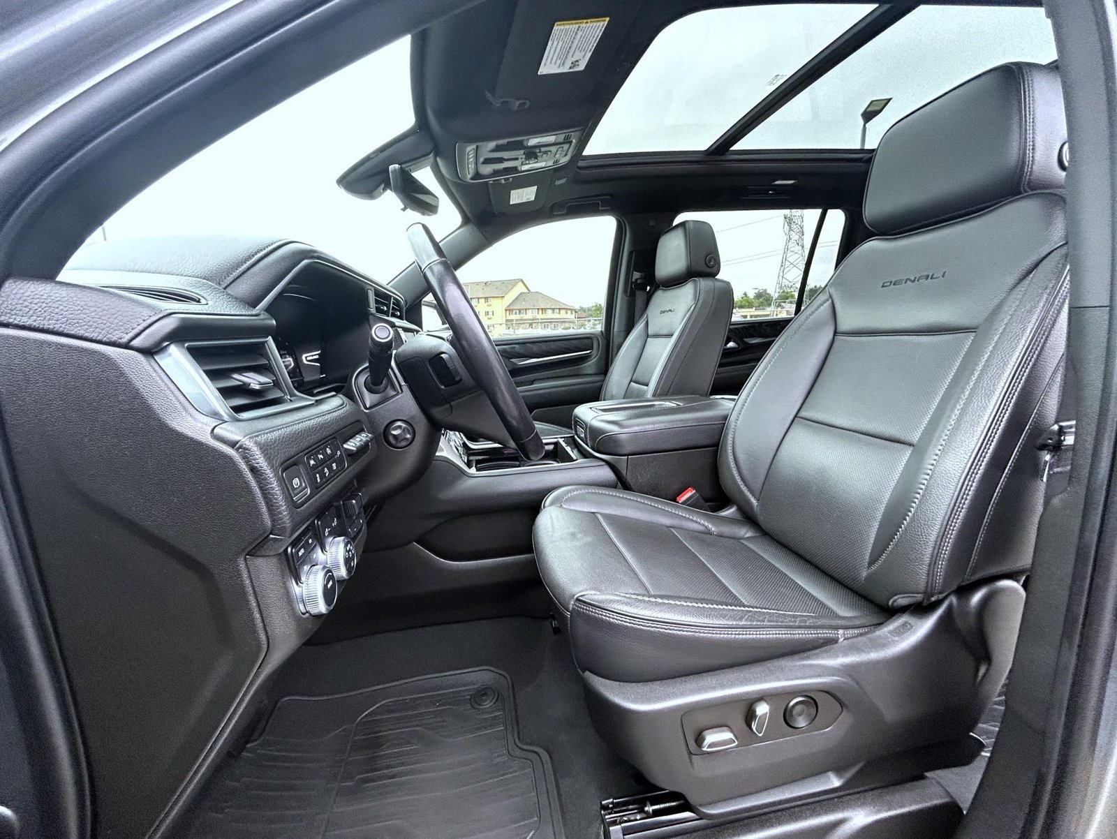 Used 2022 GMC Yukon XL Denali w/ Denali Premium Package AWD/4WD image 10