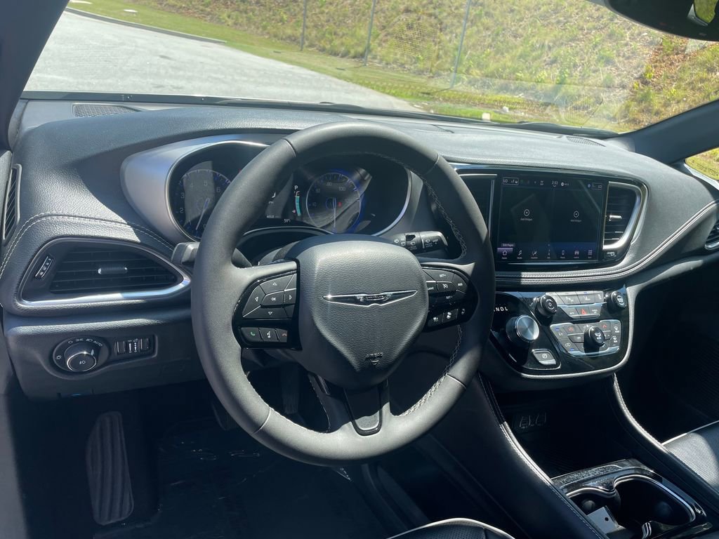 Used 2025 Chrysler Pacifica Limited FWD image 11