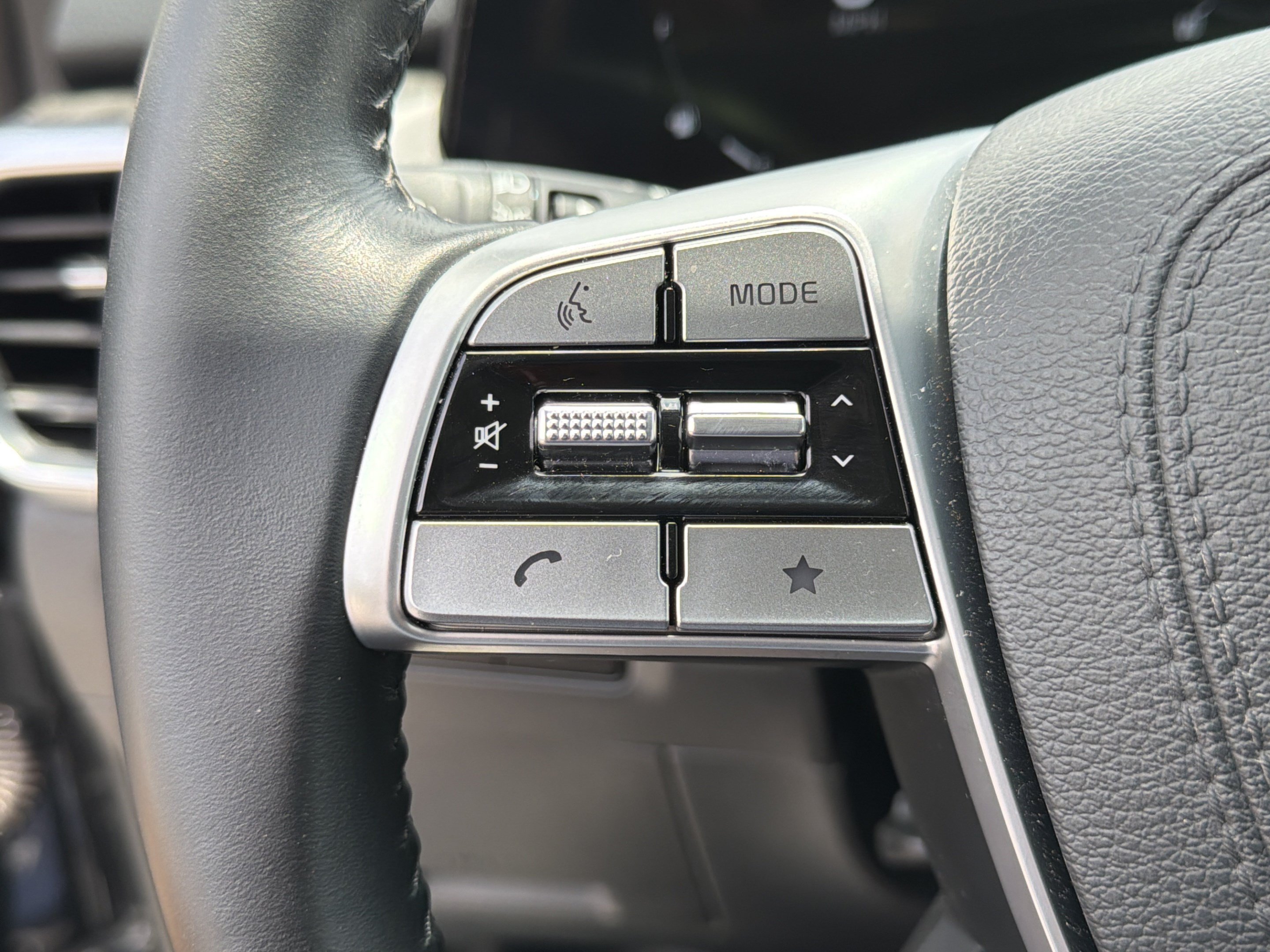 Used 2025 Kia Telluride SX w/ SX Captain's Chair Package FWD image 24