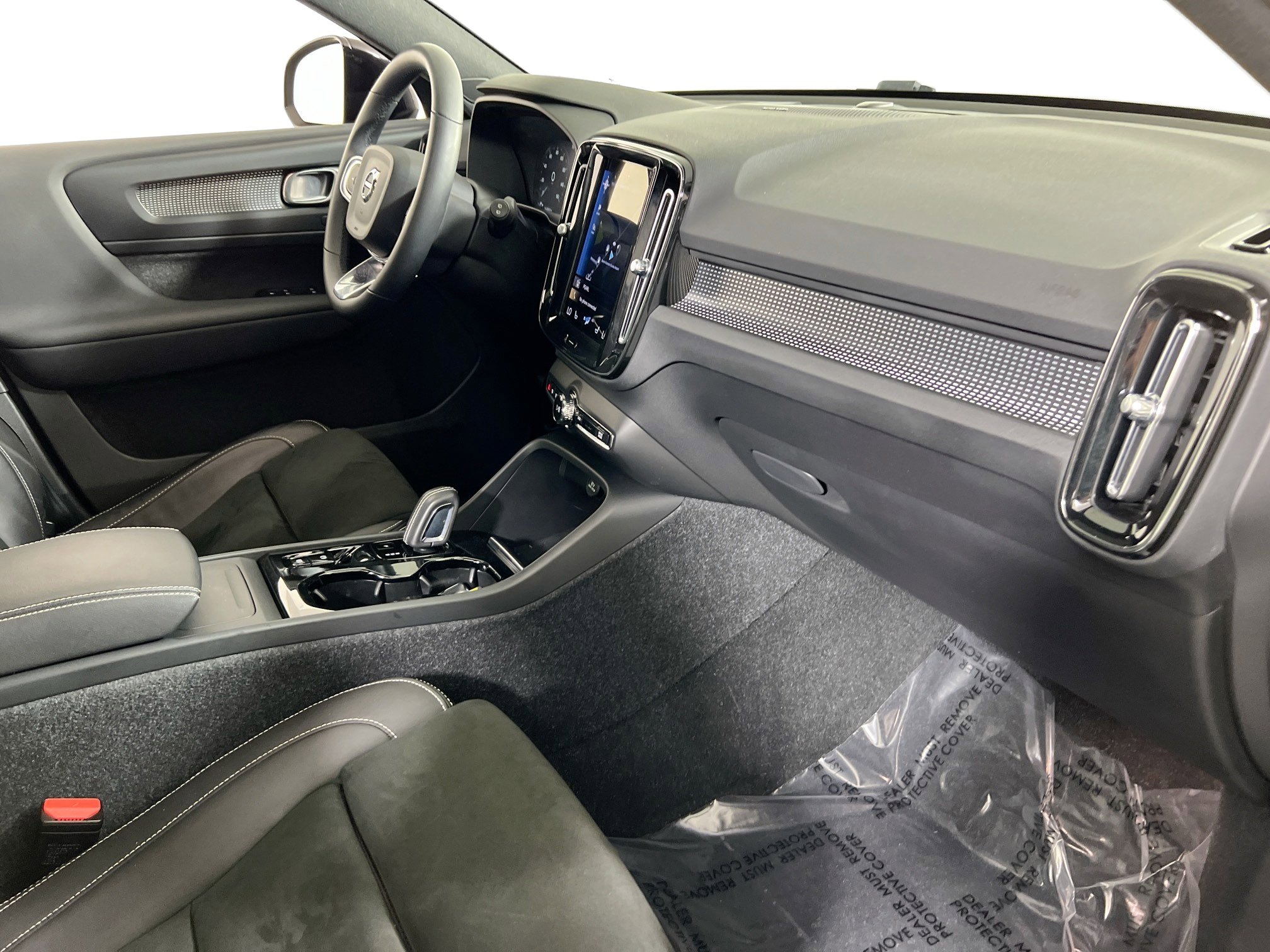 Used 2022 Volvo XC40 T5 R-Design w/ Advanced Package image 28