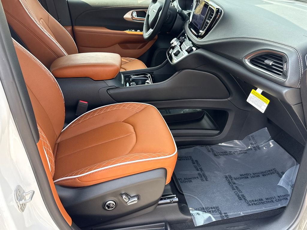 New 2026 Chrysler Pacifica Pinnacle image 13
