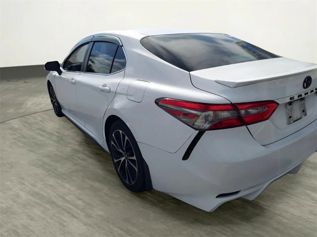 Used 2018 Toyota Camry SE image 3