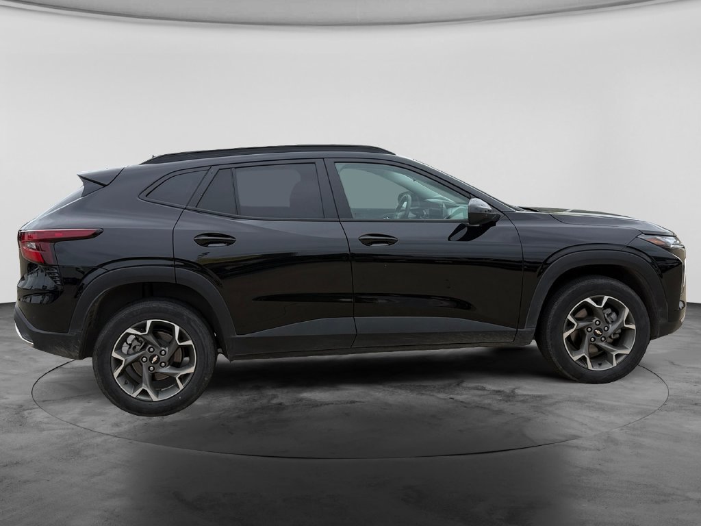 Used 2025 Chevrolet Trax LT FWD image 11