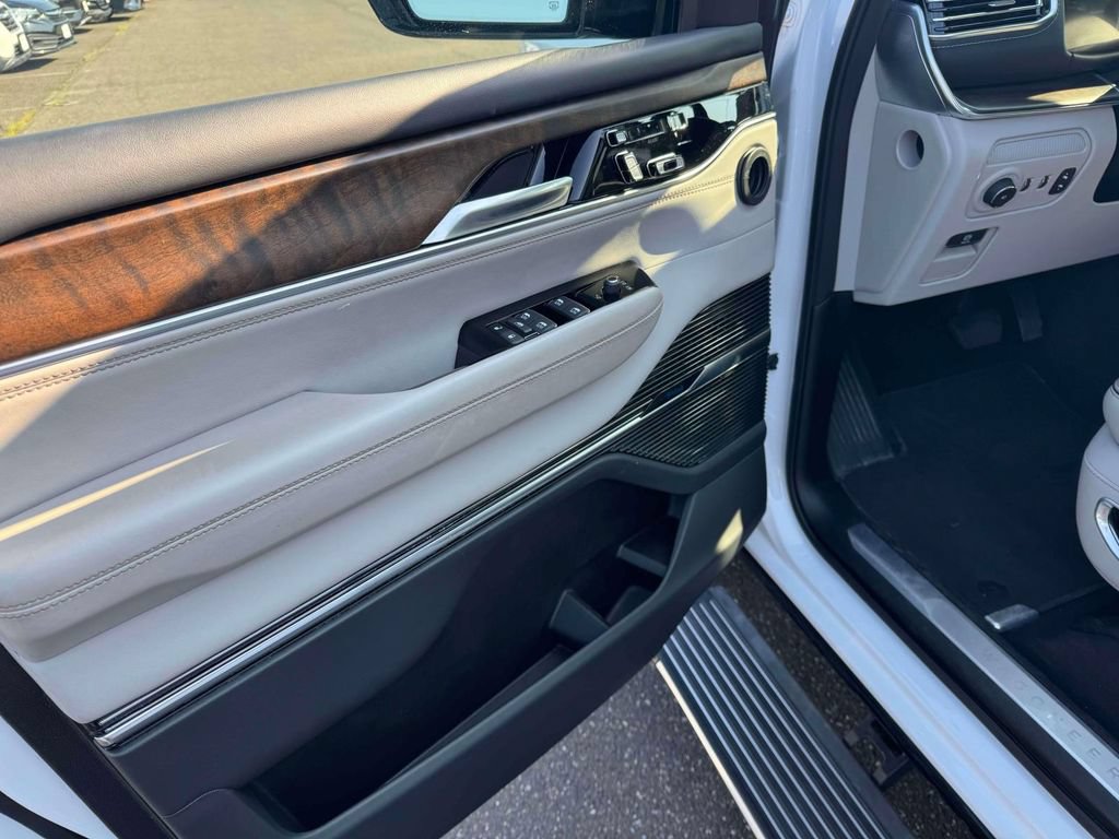 Used 2023 Jeep Grand Wagoneer L Series II AWD/4WD image 18