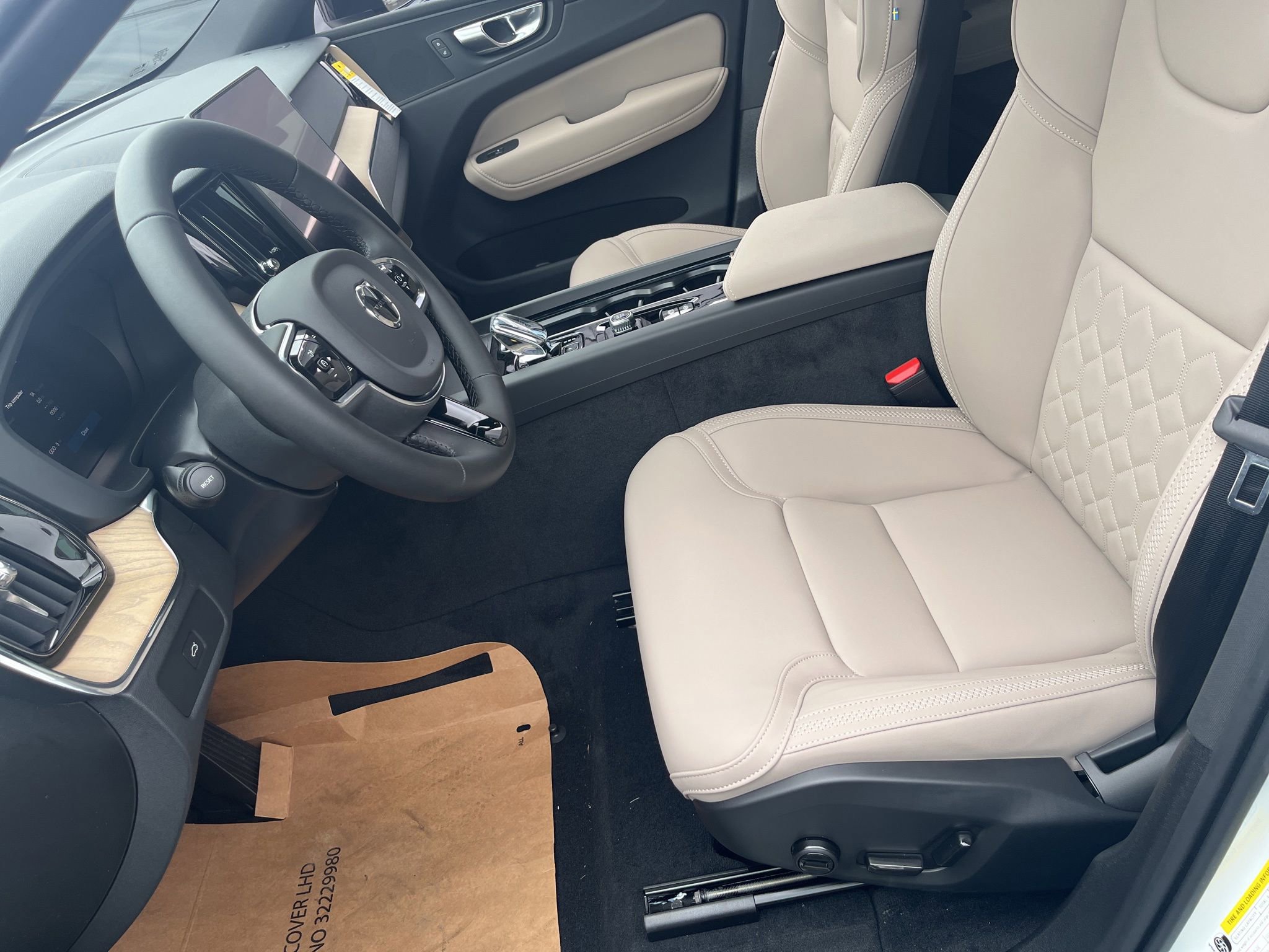 New 2026 Volvo XC60 B5 Core w/ Protection Package Premier AWD/4WD image 2