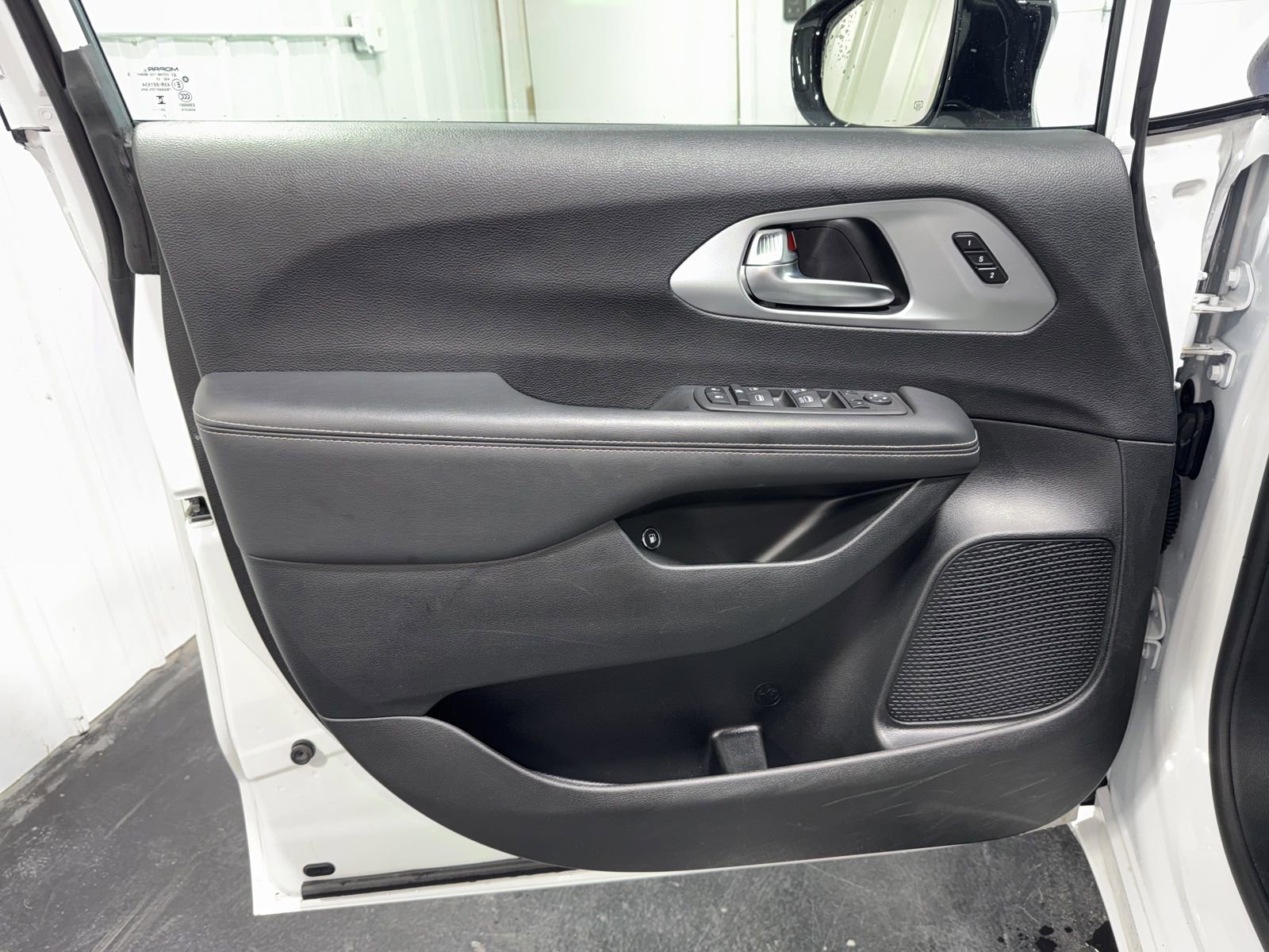 Used 2024 Chrysler Pacifica Select image 24