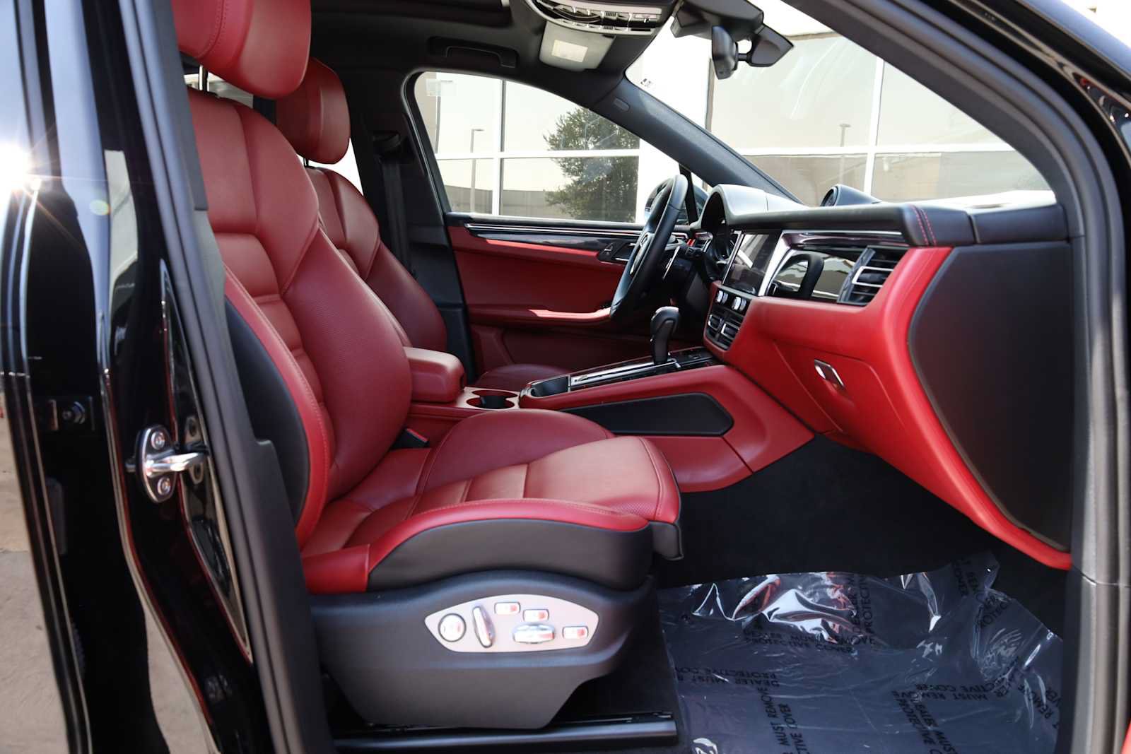 Used 2025 Porsche Macan S AWD/4WD image 32