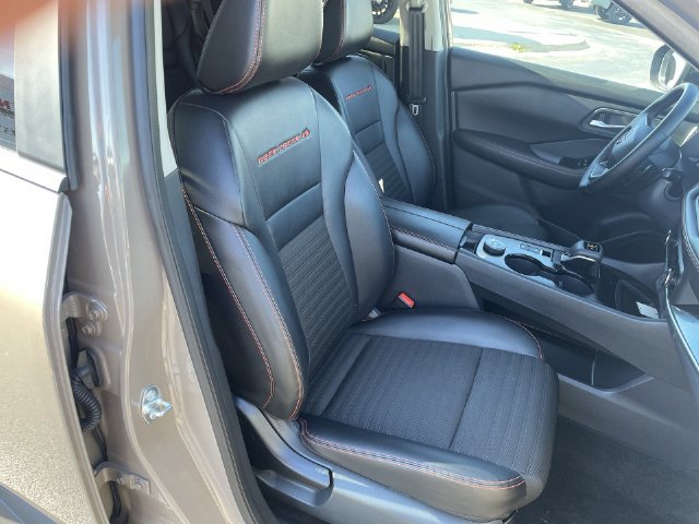 Used 2025 Nissan Rogue SV AWD/4WD image 39