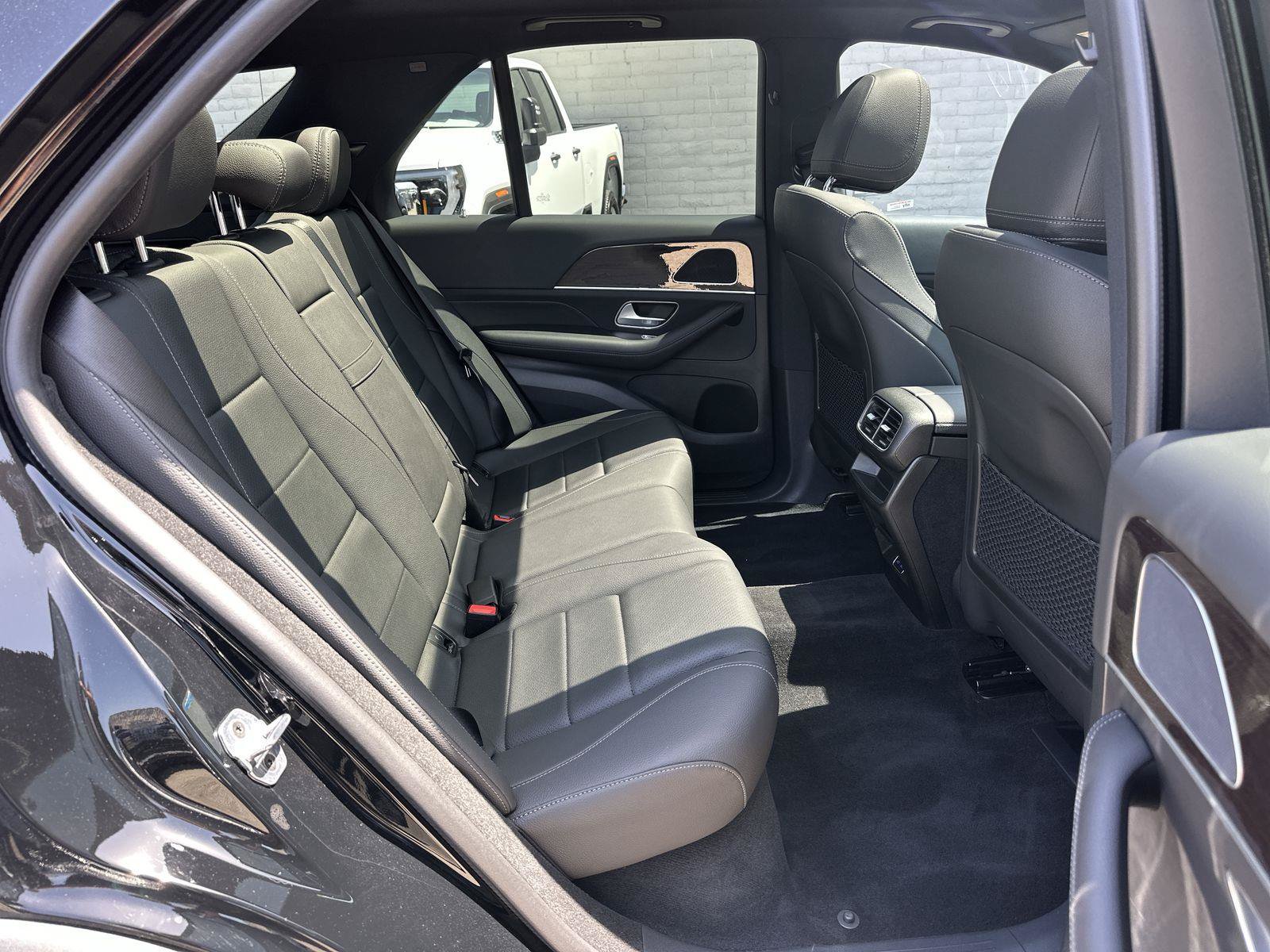 Used 2025 Mercedes-Benz GLE 450e 4MATIC w/ Driver Assistance Package image 27