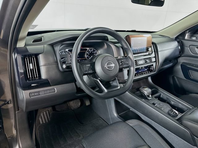 Used 2024 Nissan Pathfinder S image 16