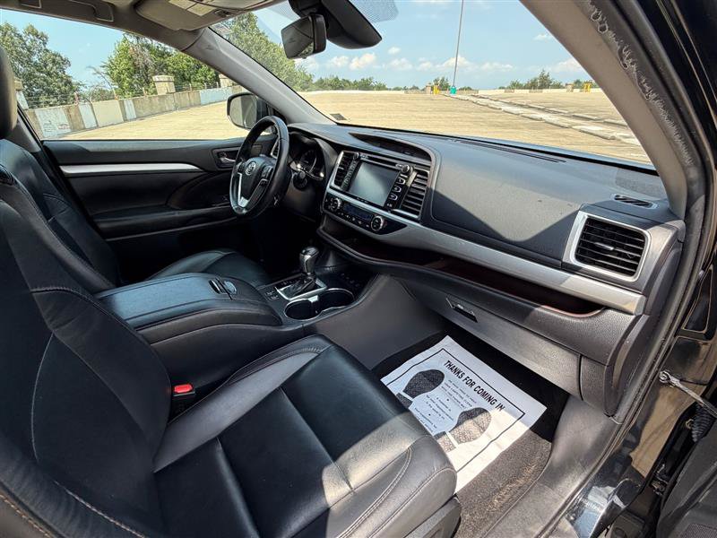 Used 2019 Toyota Highlander XLE AWD/4WD image 39