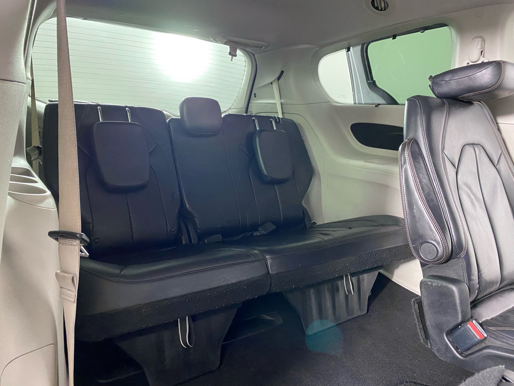 Used 2018 Chrysler Pacifica Touring-L FWD image 17