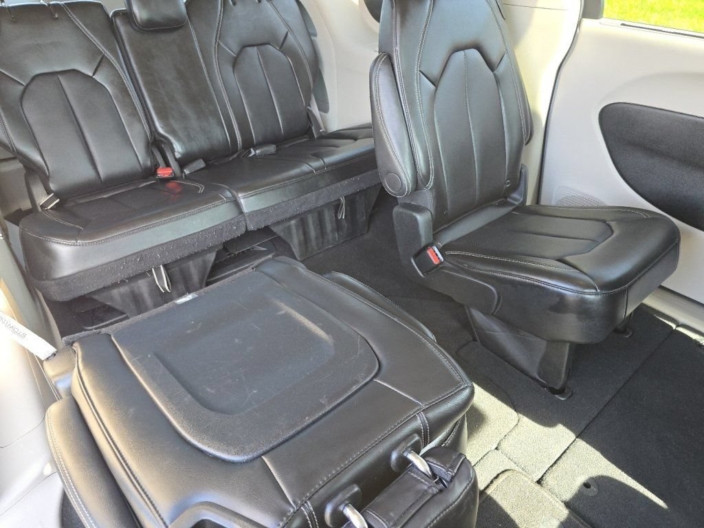 Used 2024 Chrysler Pacifica Touring-L FWD image 23
