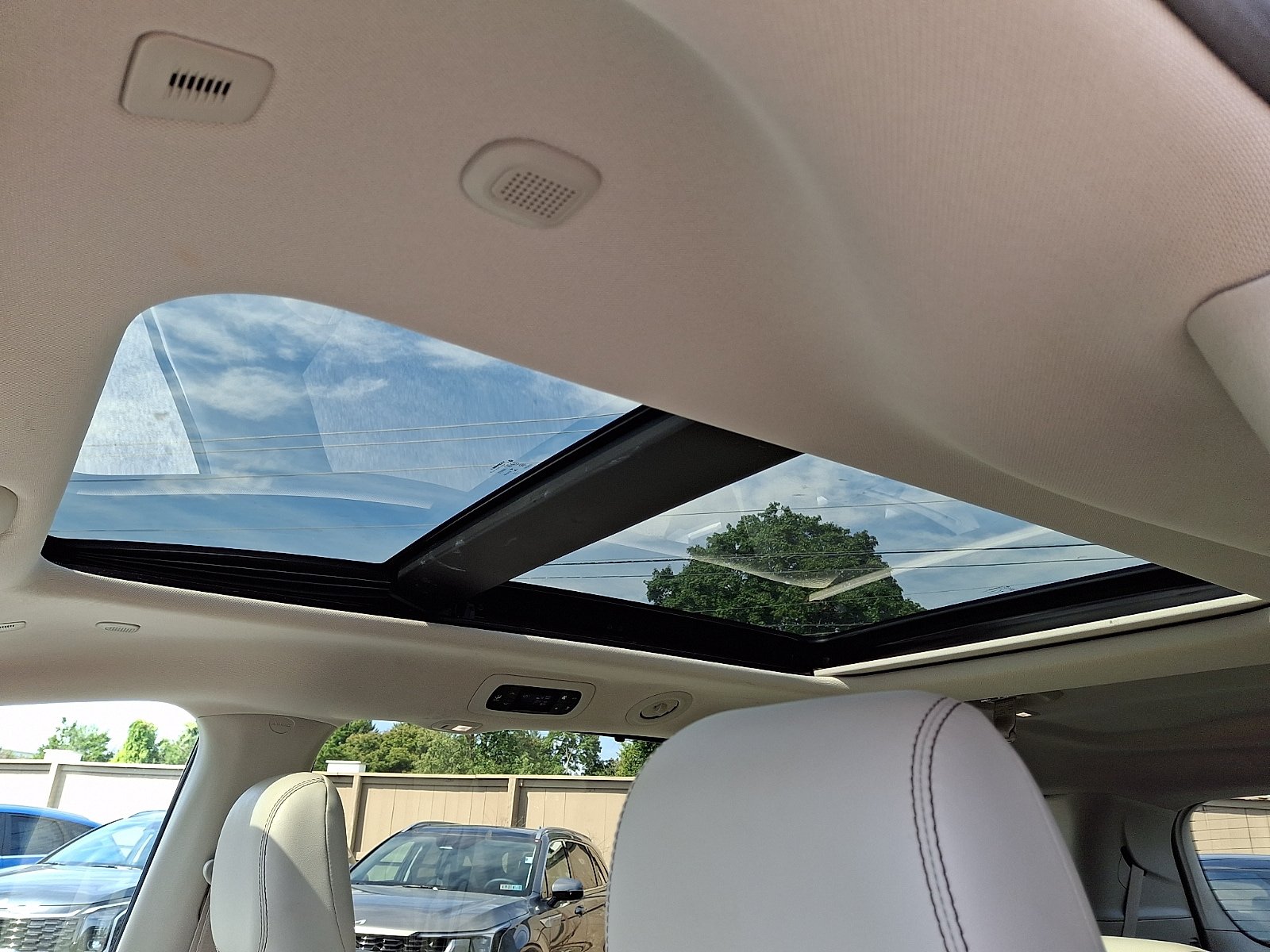 Used 2019 Chrysler Pacifica Limited w/ Advanced Safetytec Group FWD image 19
