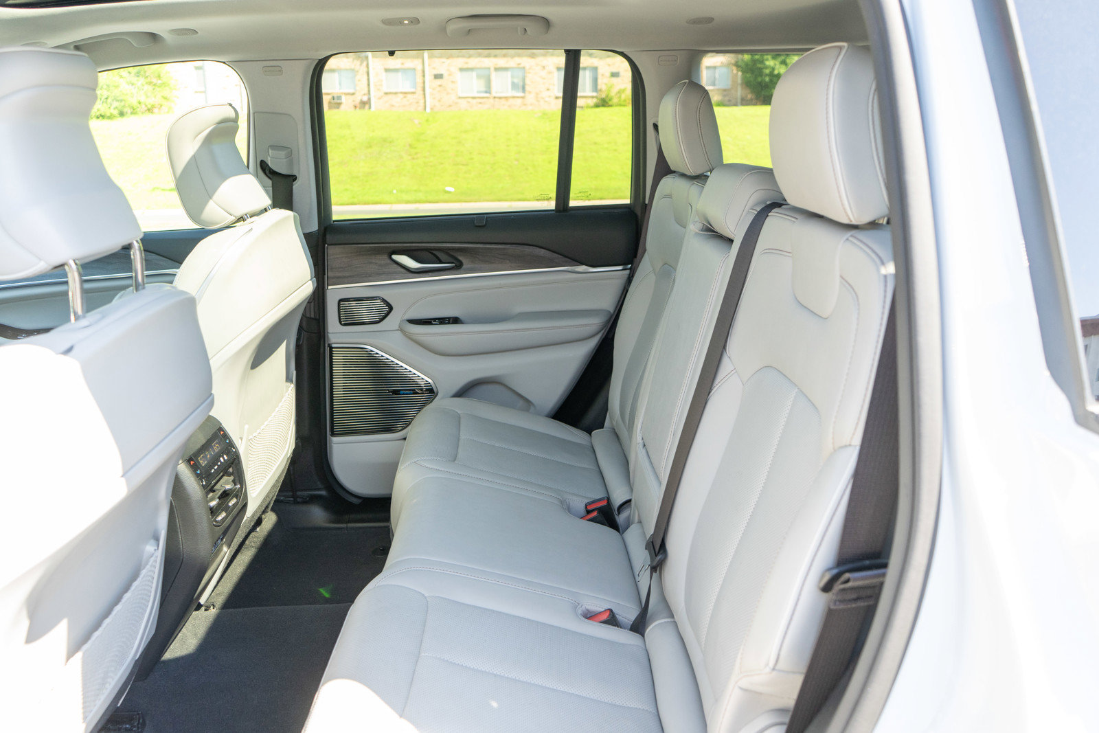 Used 2022 Jeep Grand Cherokee Overland w/ Luxury Tech Group IV AWD/4WD image 35