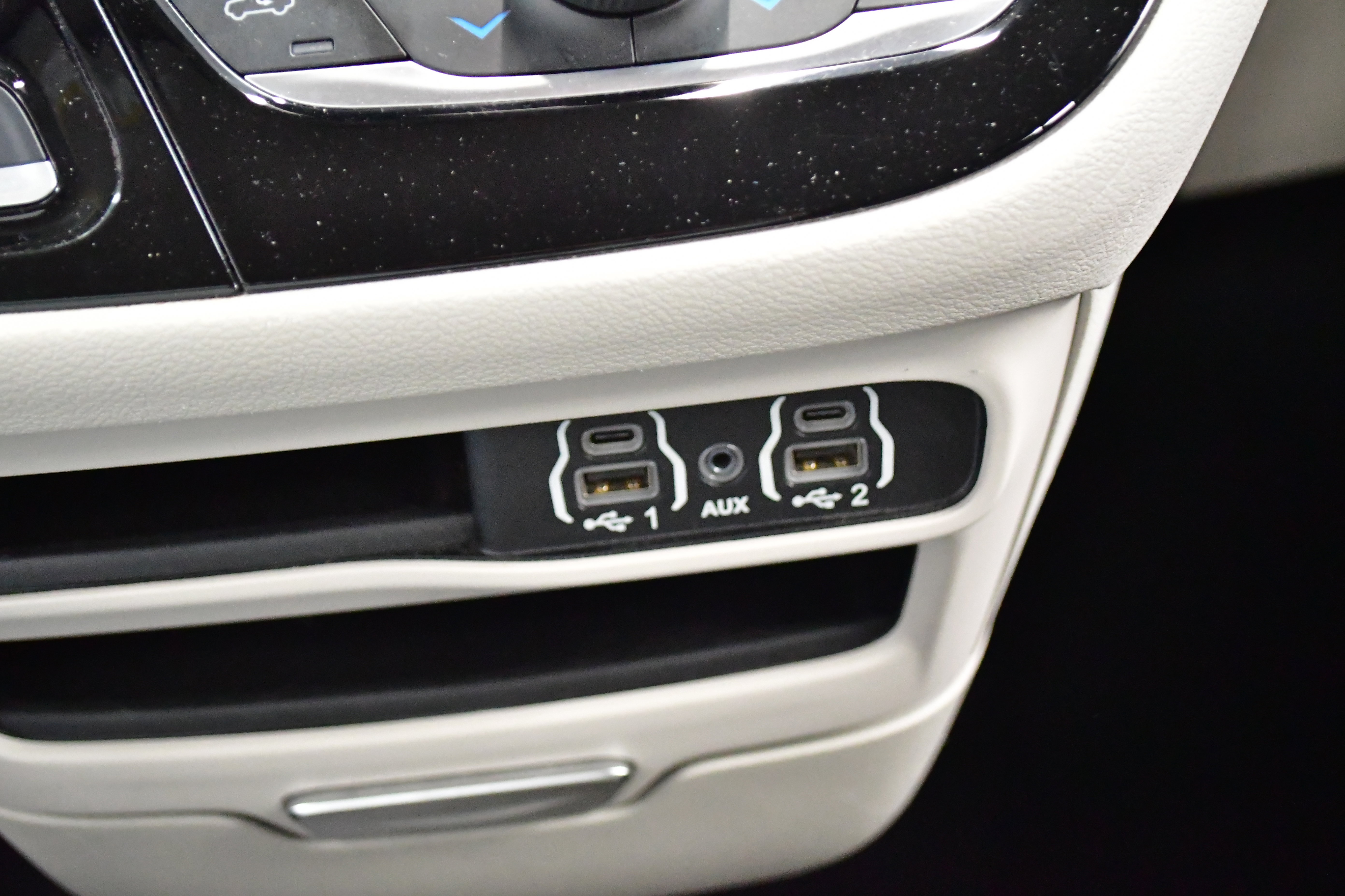 Used 2023 Chrysler Voyager LX FWD image 30
