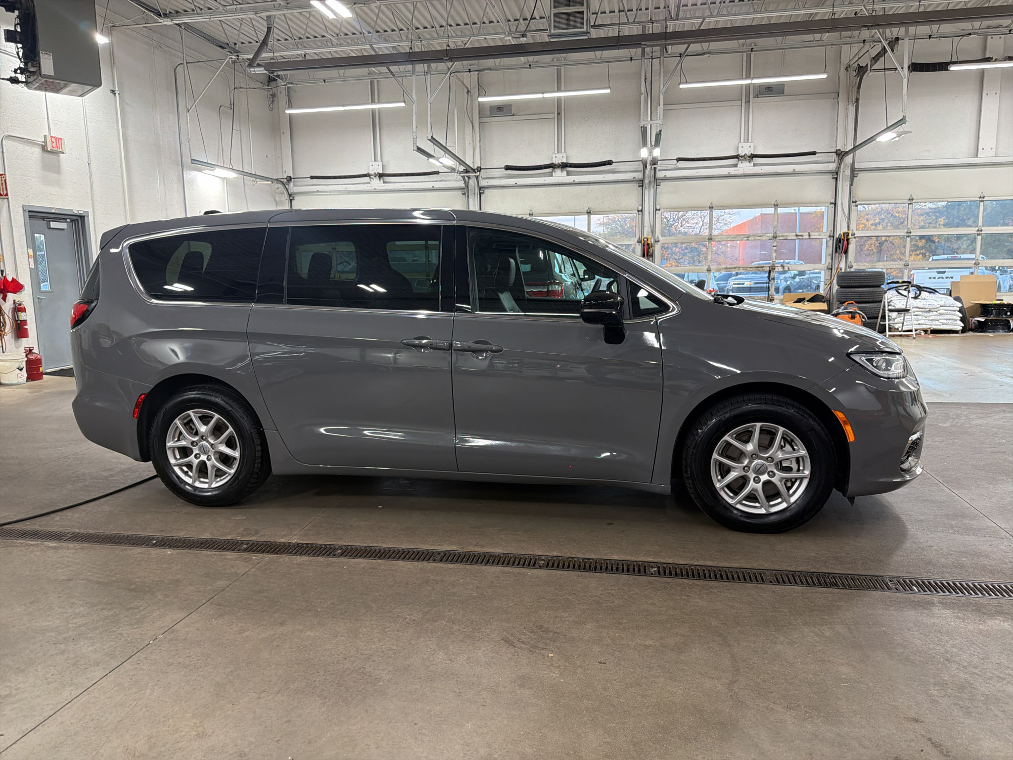 Used 2025 Chrysler Pacifica Select FWD image 3