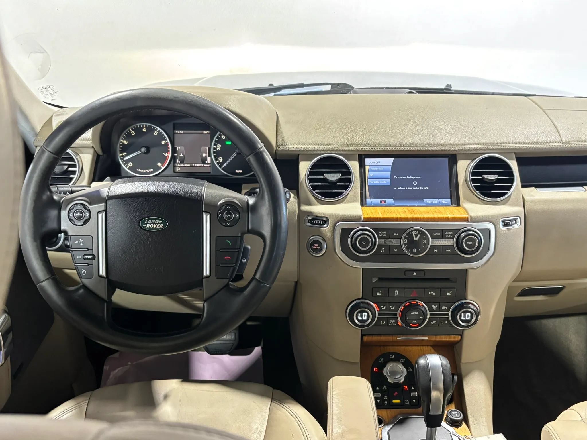 Used 2011 Land Rover LR4 HSE LUX AWD/4WD image 17