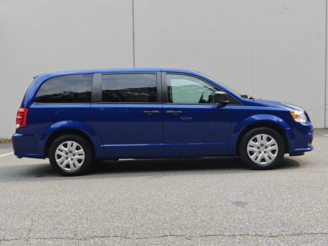 Used 2019 Dodge Grand Caravan SE w/ UConnect Hands-Free Group FWD image 2