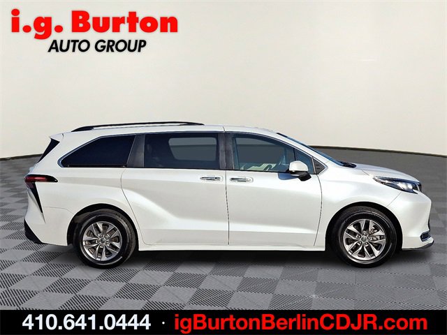 Used 2022 Toyota Sienna XLE image 7