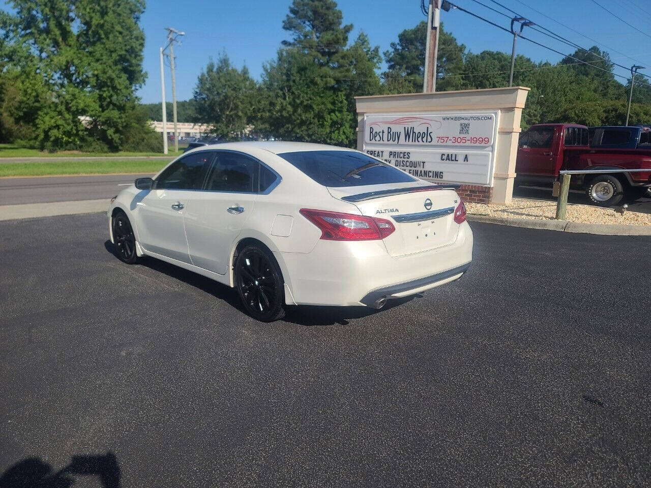 Used 2017 Nissan Altima 2.5 SR w/ Midnight Edition Package FWD image 5