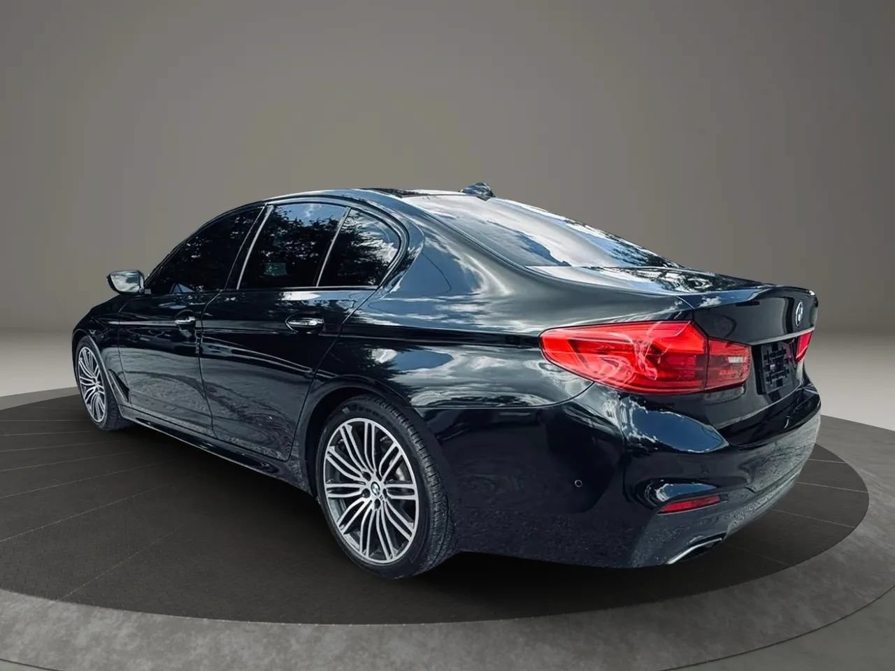 Used 2018 BMW 530i xDrive AWD/4WD image 3