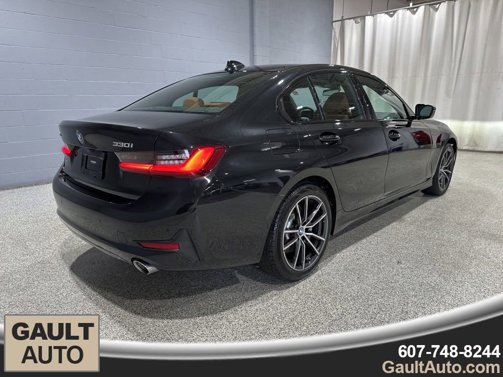 Certified 2022 BMW 330i xDrive Sedan w/ Driving Assistance Package image 3