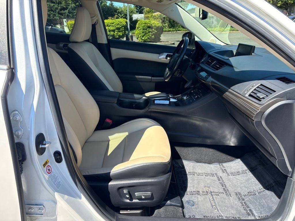 Used 2015 Lexus CT 200h w/ Navigation Package FWD image 23