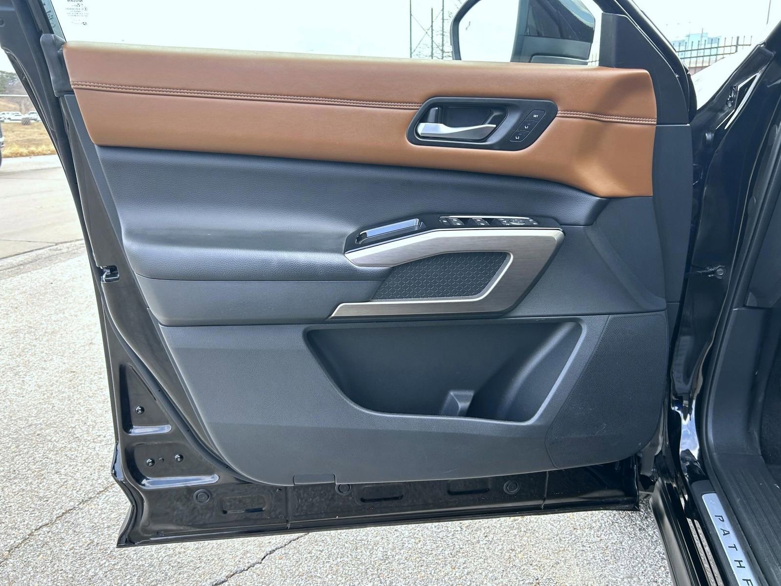 Used 2024 Nissan Pathfinder Platinum image 9