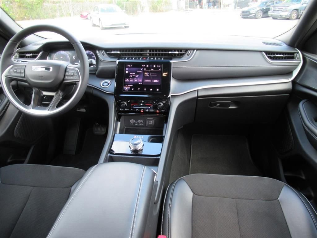 Certified 2025 Jeep Grand Cherokee Altitude image 11