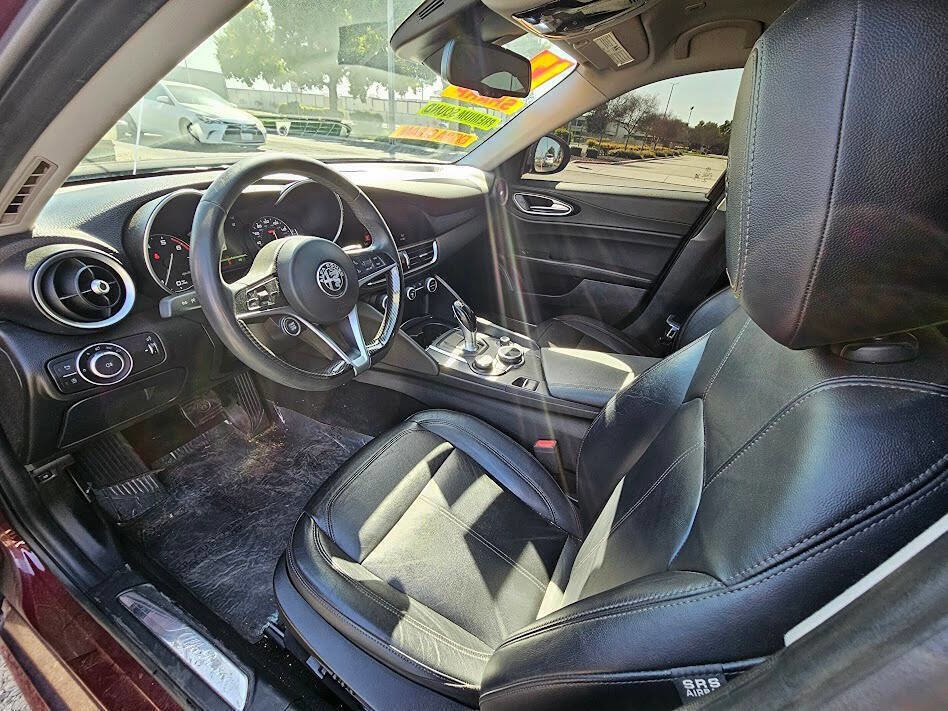 Used 2017 Alfa Romeo Giulia RWD image 12