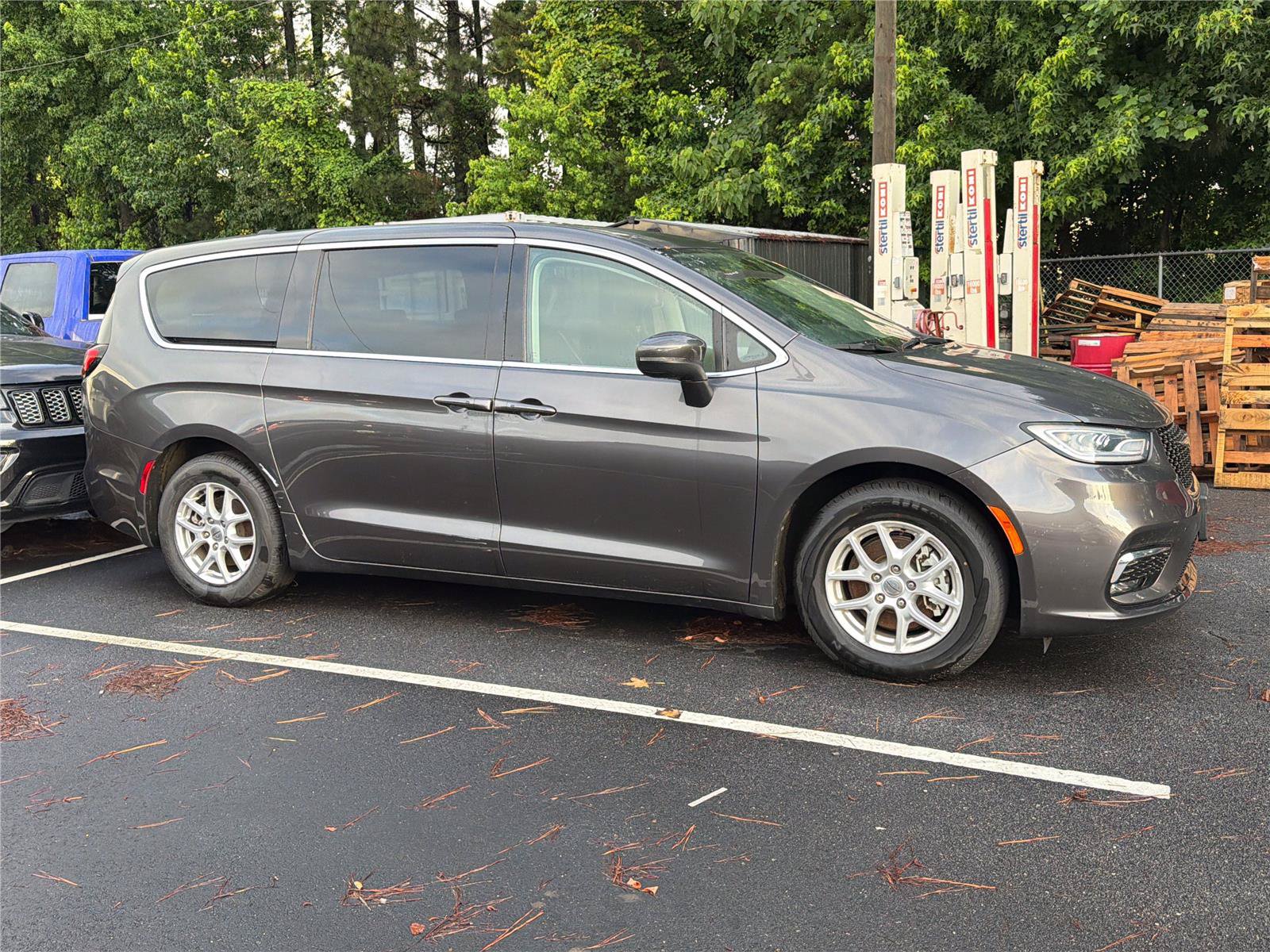 Used 2023 Chrysler Pacifica Touring-L FWD image 4