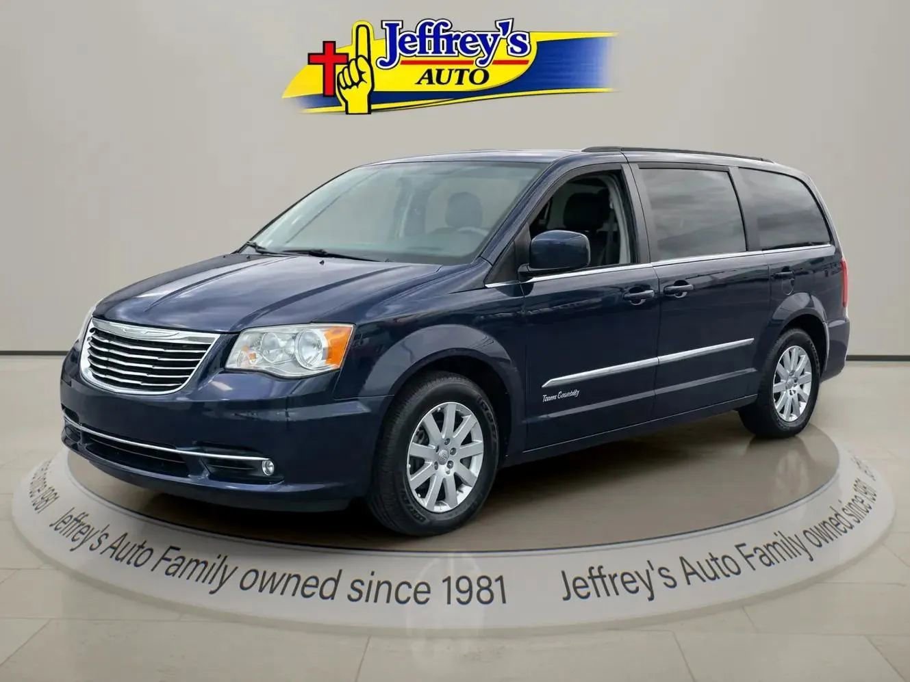 Used 2014 Chrysler Town & Country Touring image 1