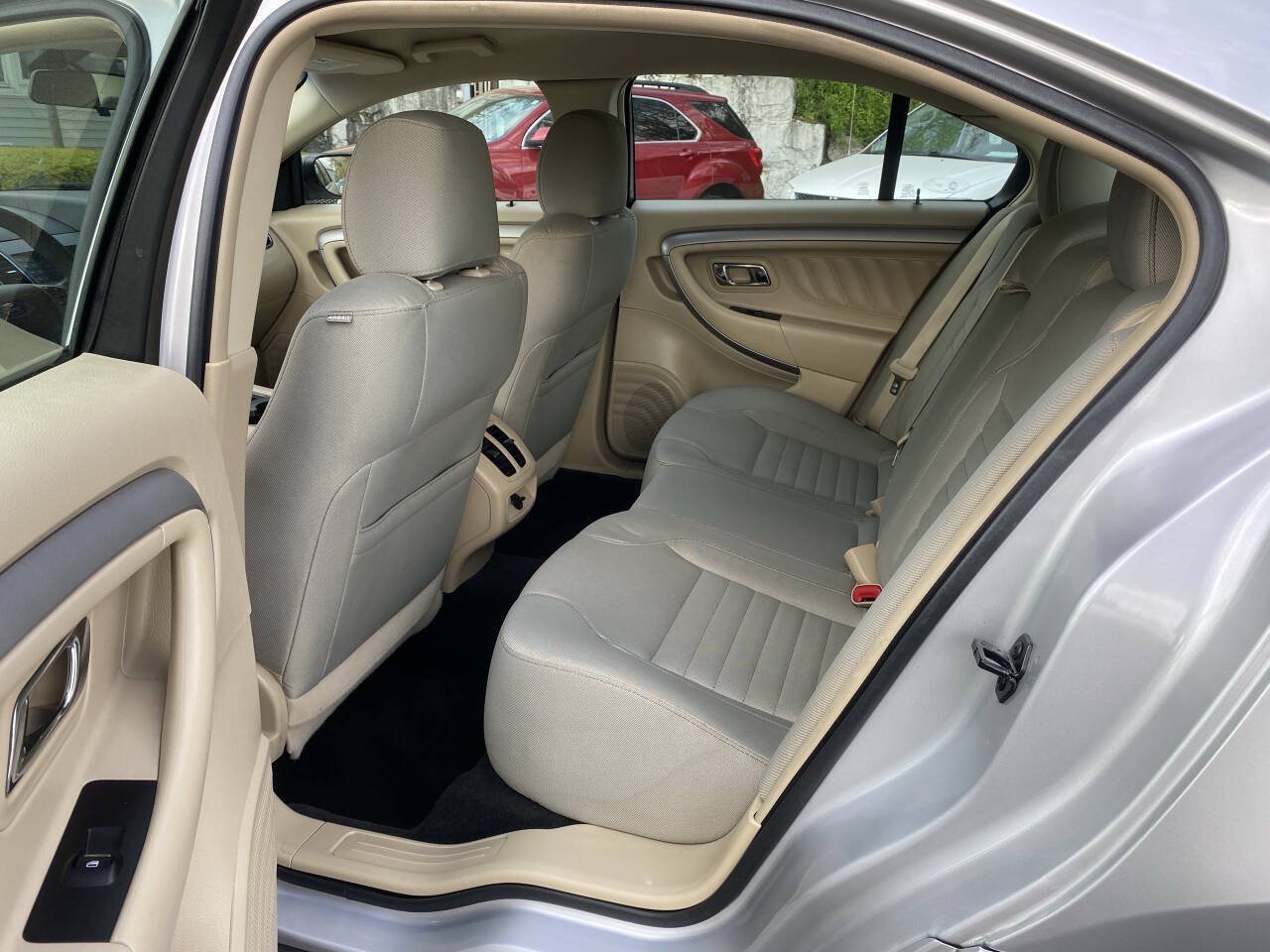 Used 2017 Ford Taurus SE FWD image 11
